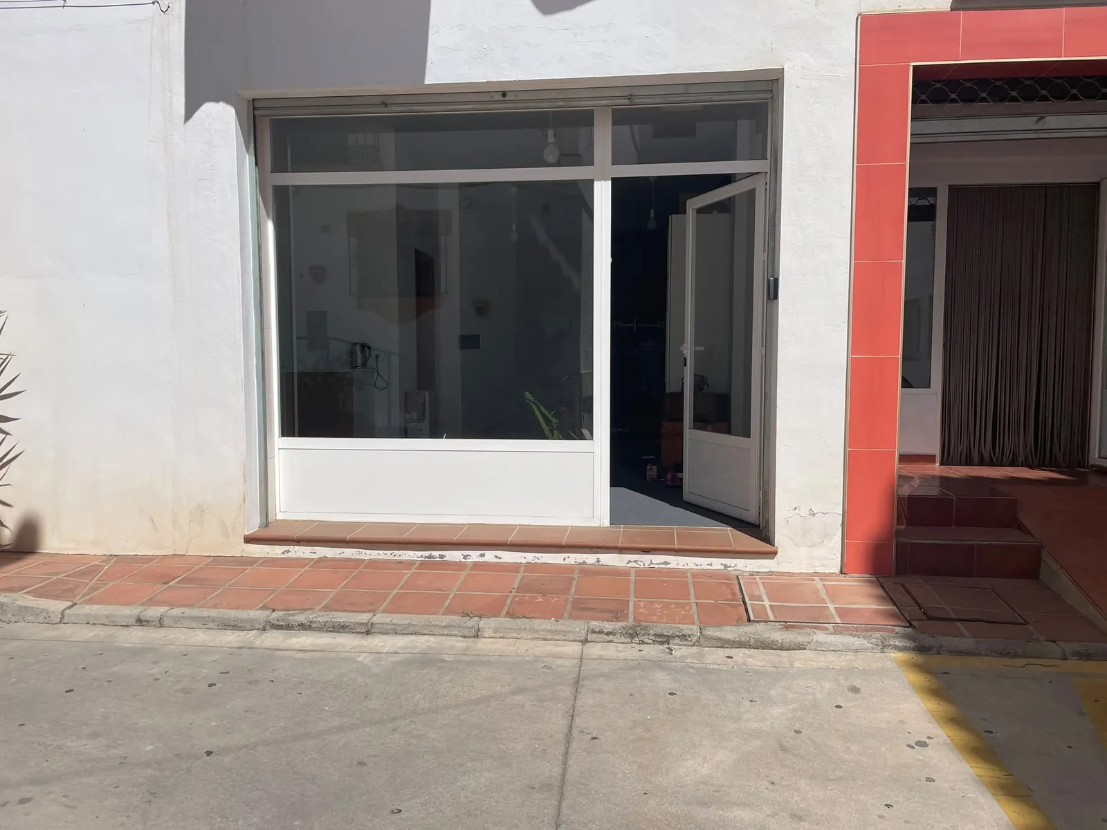 Entree van de office space aan de Calle Paralela Avenida Constitución in Cómpeta