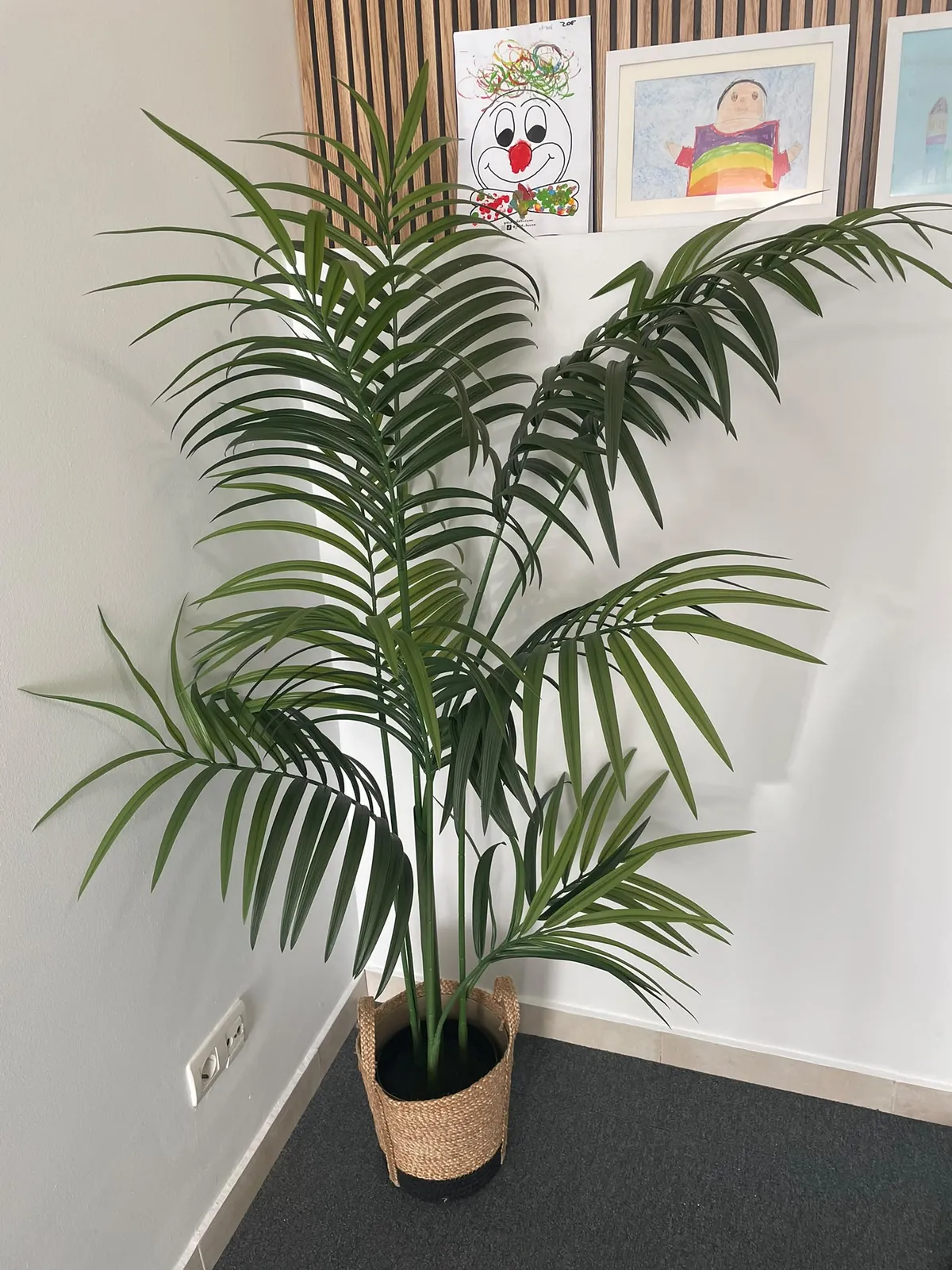 Interieur van de office space met groene planten