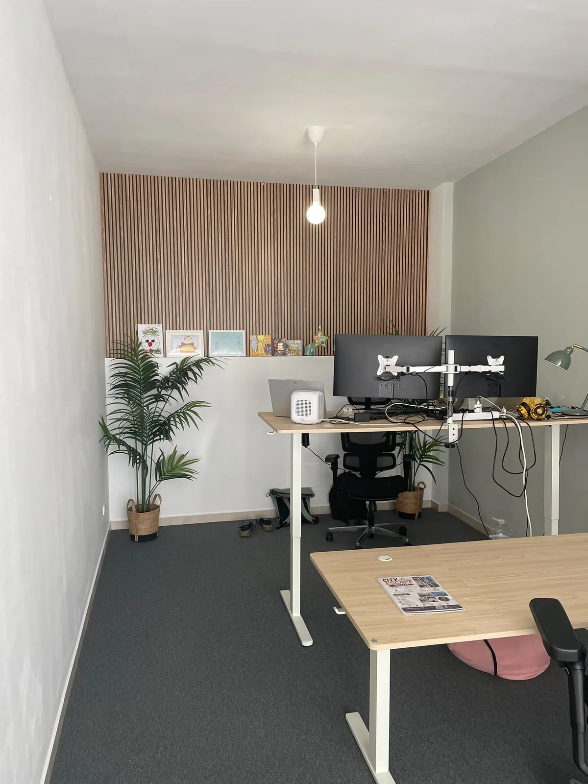 Kantoorruimte met vaste werkplekken, dubbele monitoren en ergonomische bureaustoelen in Cómpeta