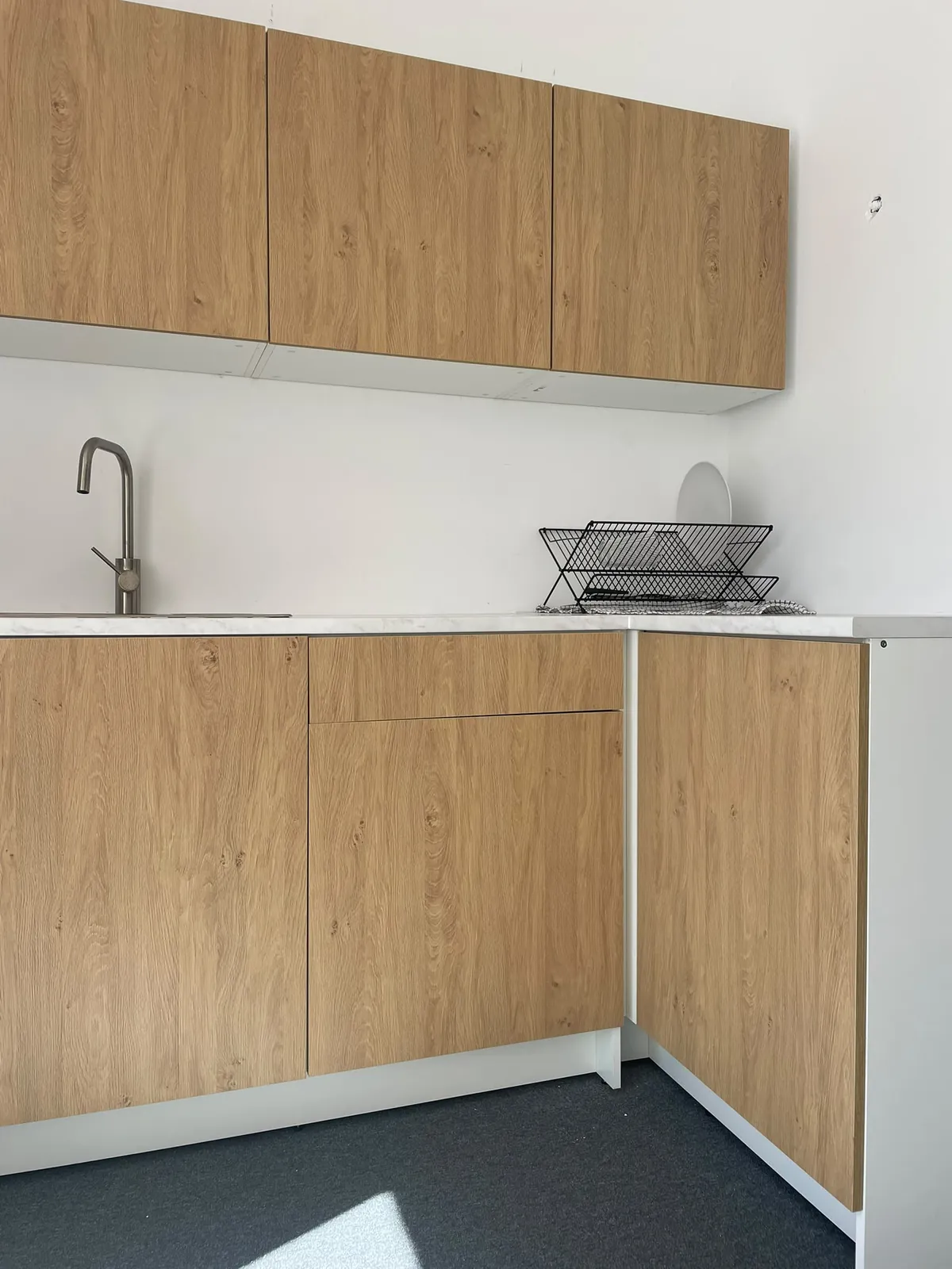 Keuken met koelkast voor eigen eten en drinken