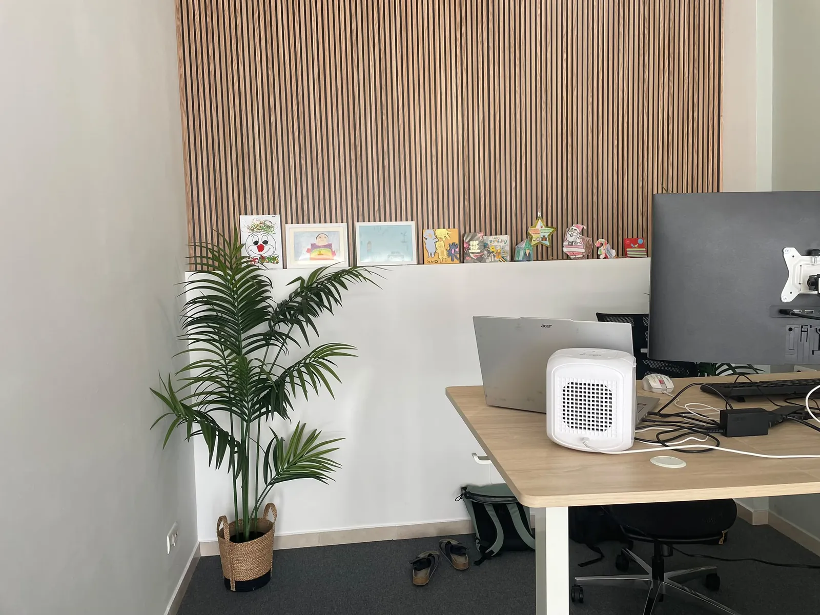 Werkplek met hoogte-verstelbaar bureau voor een akoestische houten wand bij Co Working Cómpeta